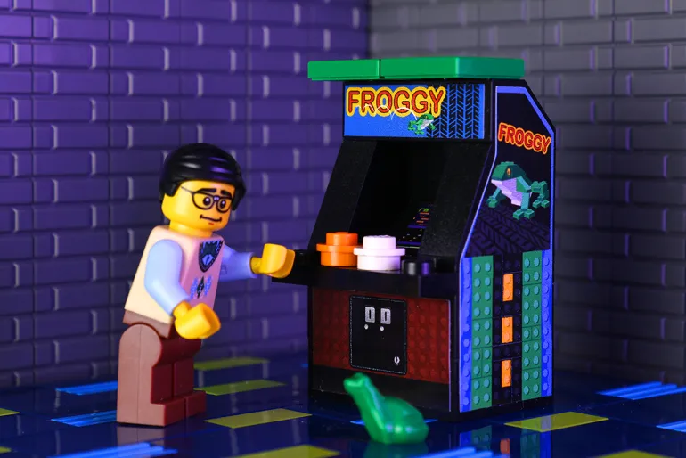 The Brick Show Shop Froggy / Frogger Arcade Machine made using LEGO parts - B3 Customs